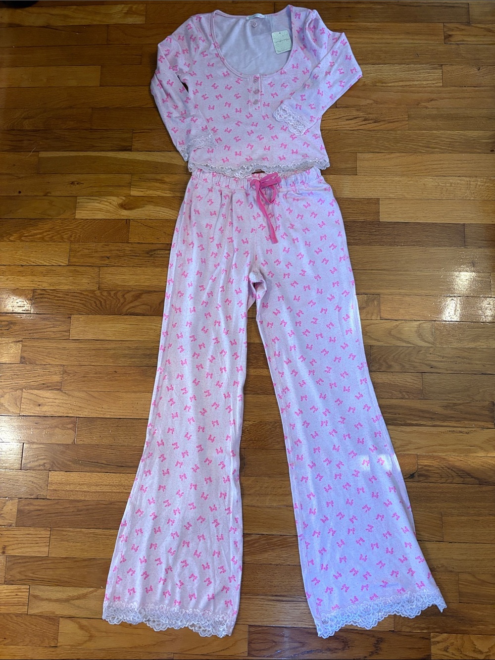 NWT Intimately by Free People Womenโs Pink Bow-Print Stolen Dance PJ Set - XS